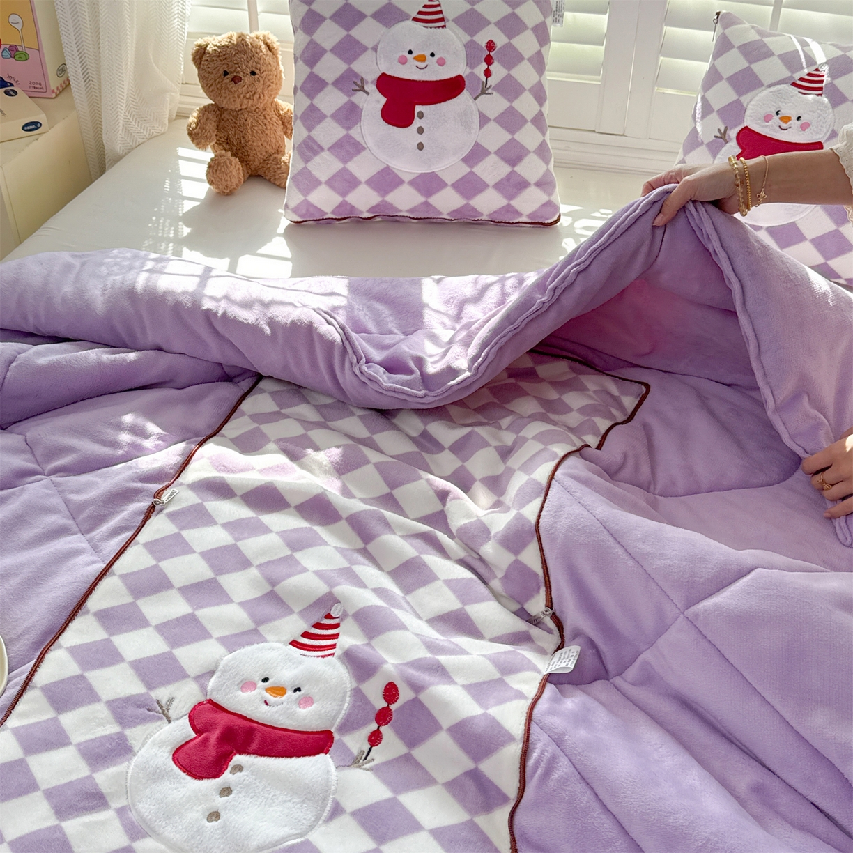 91家纺网 家纺一手货源 找家纺 宝马家纺（原梦童画） 2025新款多巴胺风格牛奶绒贴布绣抱枕被 雪人-紫色