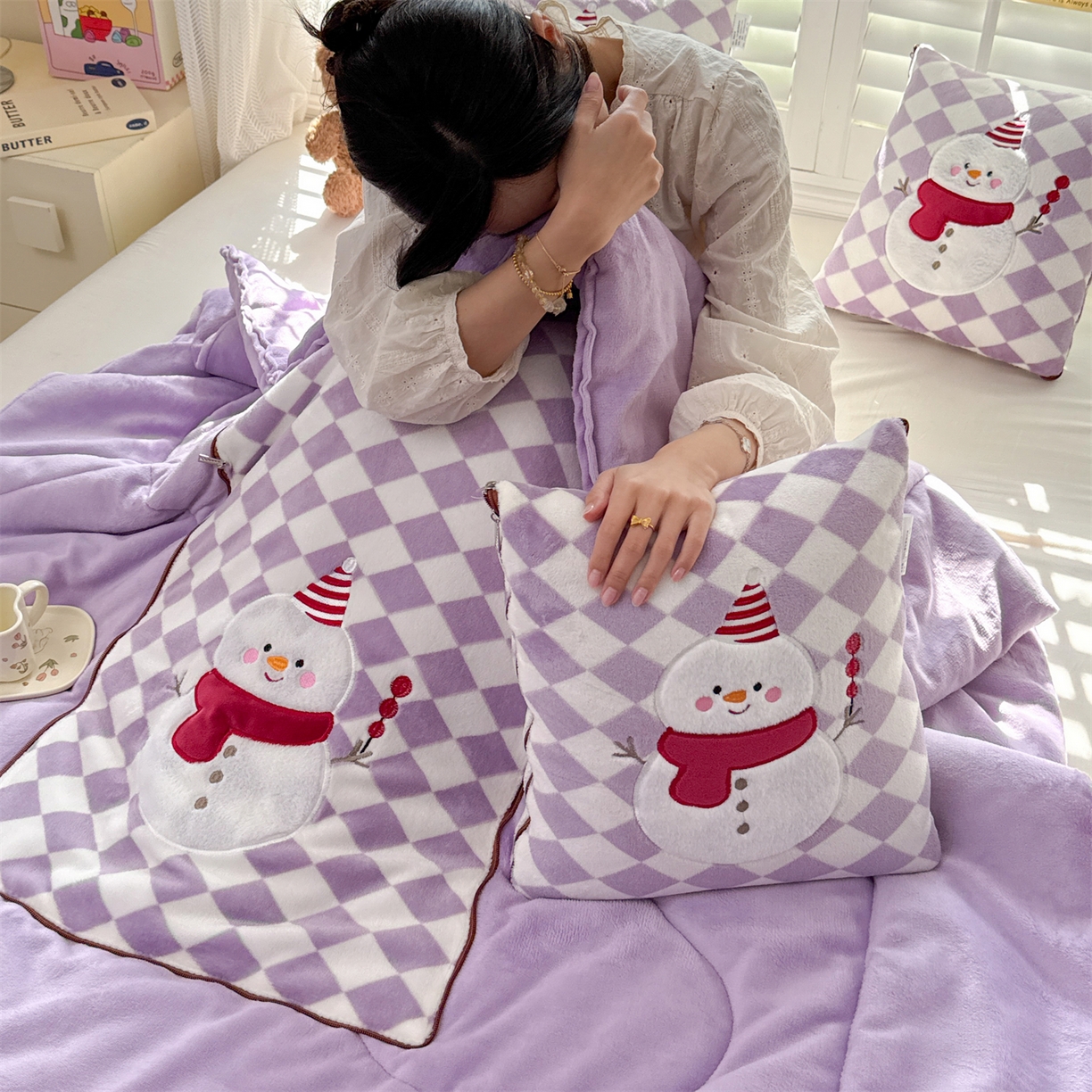 91家纺网 家纺一手货源 找家纺 宝马家纺（原梦童画） 2025新款多巴胺风格牛奶绒贴布绣抱枕被 雪人-紫色