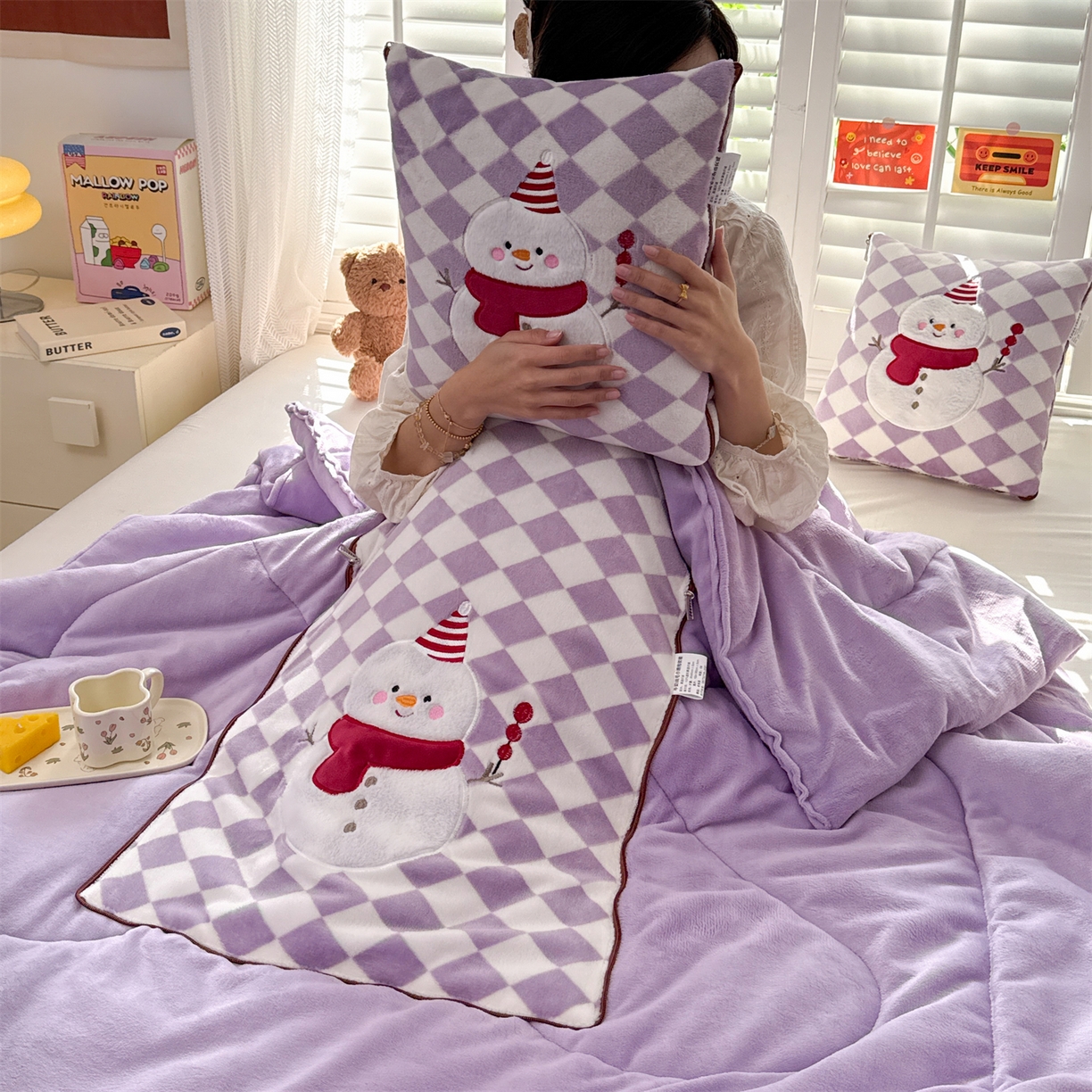 91家纺网 家纺一手货源 找家纺 宝马家纺（原梦童画） 2025新款多巴胺风格牛奶绒贴布绣抱枕被 雪人-紫色