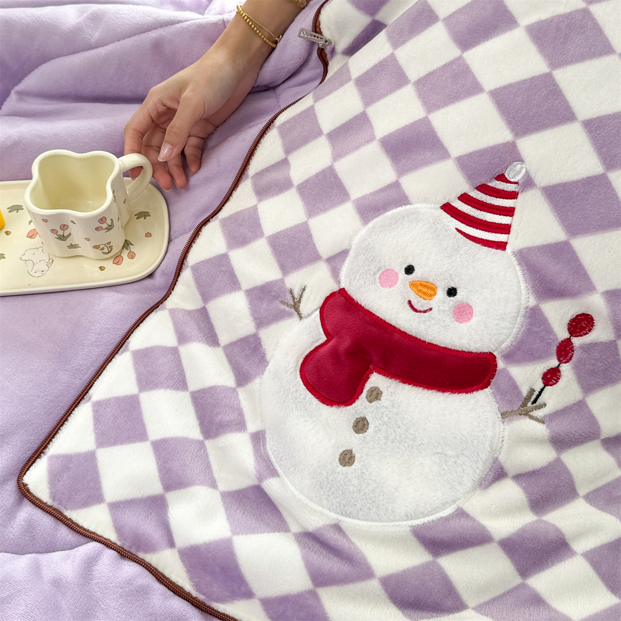 91家纺网 家纺一手货源 找家纺 宝马家纺（原梦童画） 2025新款多巴胺风格牛奶绒贴布绣抱枕被 雪人-紫色