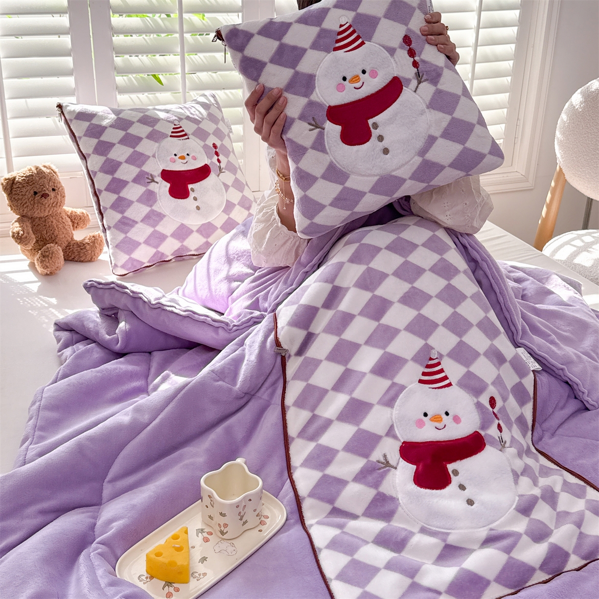 91家纺网 家纺一手货源 找家纺 宝马家纺（原梦童画） 2025新款多巴胺风格牛奶绒贴布绣抱枕被 雪人-紫色