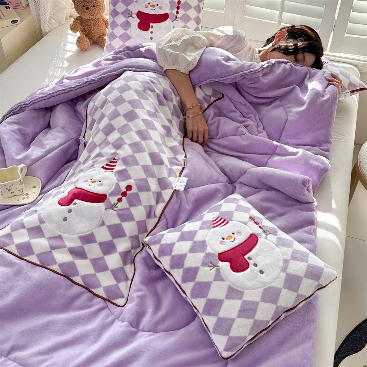 91家纺网 家纺一手货源 找家纺 宝马家纺（原梦童画） 2025新款多巴胺风格牛奶绒贴布绣抱枕被 雪人-紫色