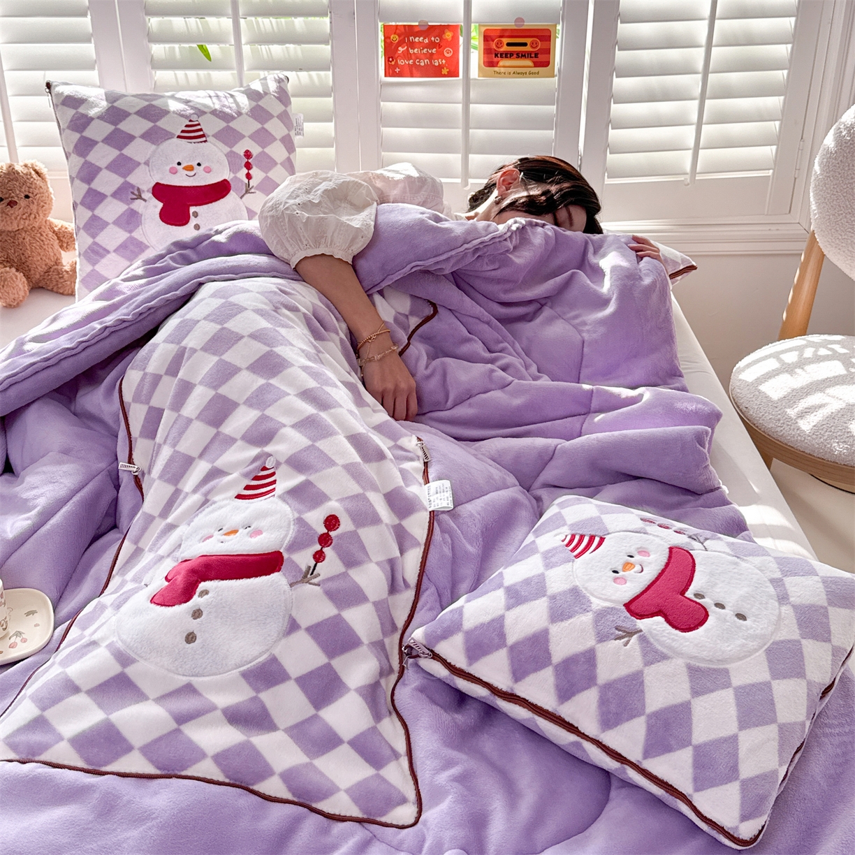 91家纺网 家纺一手货源 找家纺 宝马家纺（原梦童画） 2025新款多巴胺风格牛奶绒贴布绣抱枕被 雪人-紫色