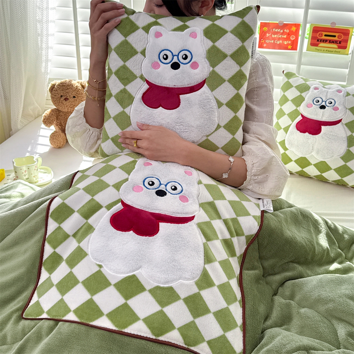 91家纺网 家纺一手货源 找家纺 宝马家纺（原梦童画） 2025新款多巴胺风格牛奶绒贴布绣抱枕被 眼镜熊-绿