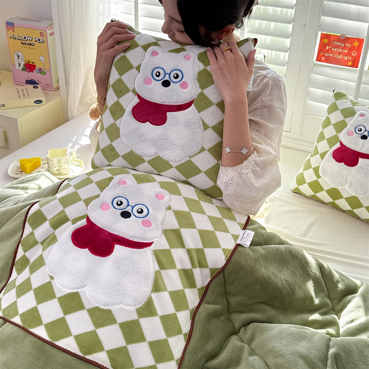 91家纺网 家纺一手货源 找家纺 宝马家纺（原梦童画） 2025新款多巴胺风格牛奶绒贴布绣抱枕被 眼镜熊-绿