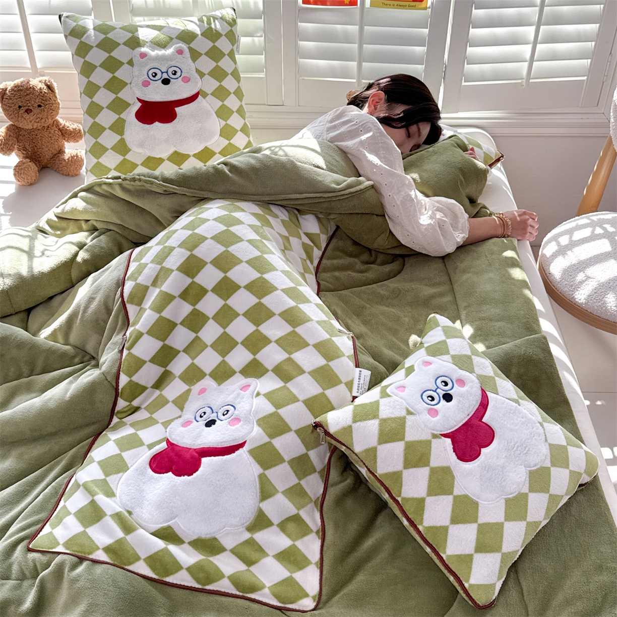 91家纺网 家纺一手货源 找家纺 宝马家纺（原梦童画） 2025新款多巴胺风格牛奶绒贴布绣抱枕被 眼镜熊-绿