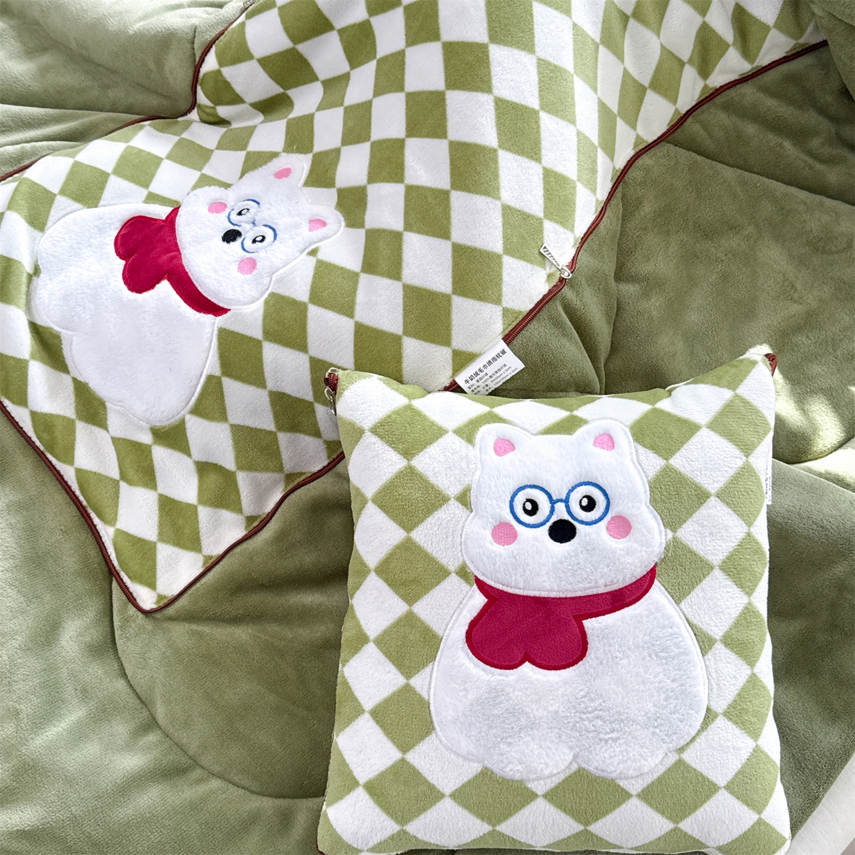 91家纺网 家纺一手货源 找家纺 宝马家纺（原梦童画） 2025新款多巴胺风格牛奶绒贴布绣抱枕被 眼镜熊-绿