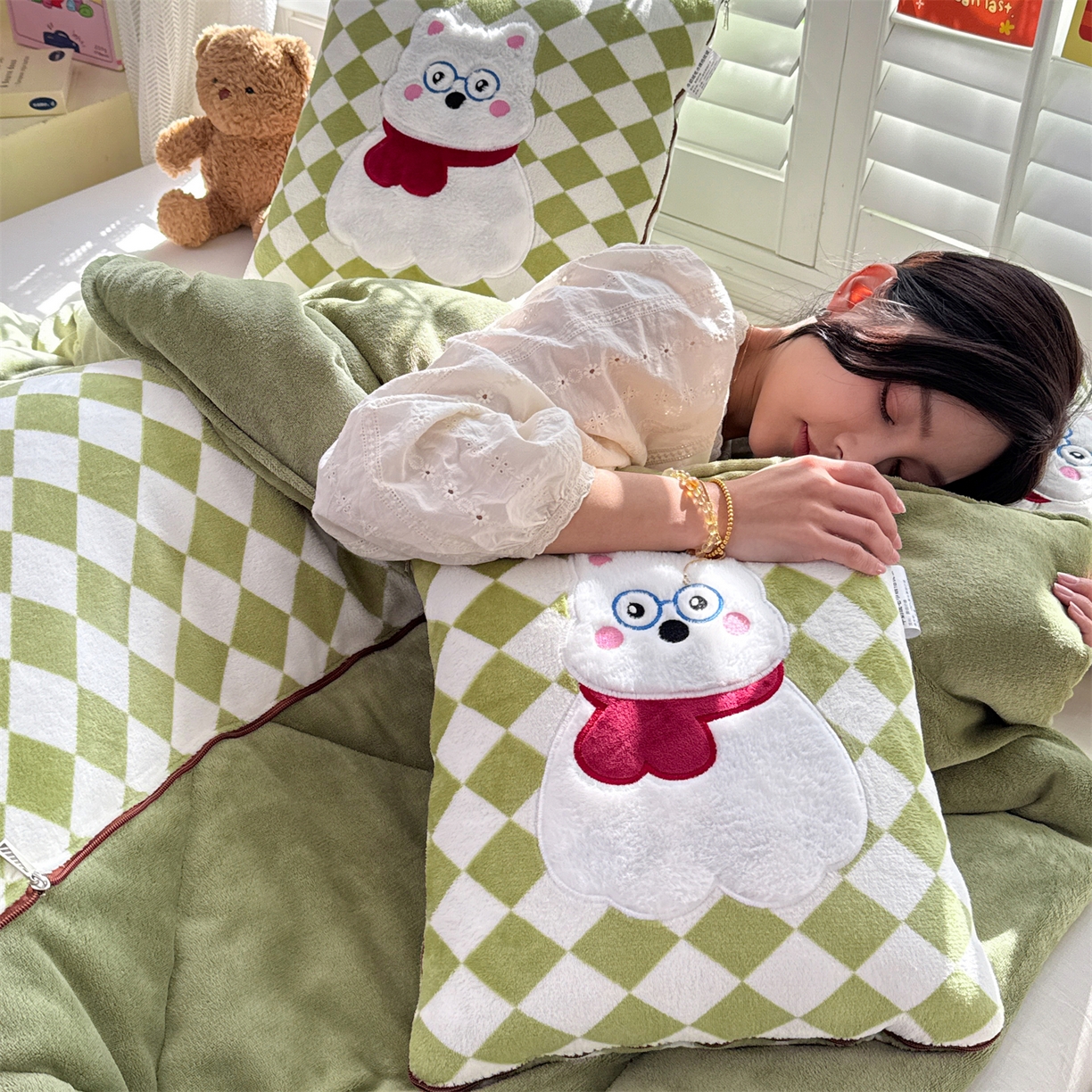 91家纺网 家纺一手货源 找家纺 宝马家纺（原梦童画） 2025新款多巴胺风格牛奶绒贴布绣抱枕被 眼镜熊-绿