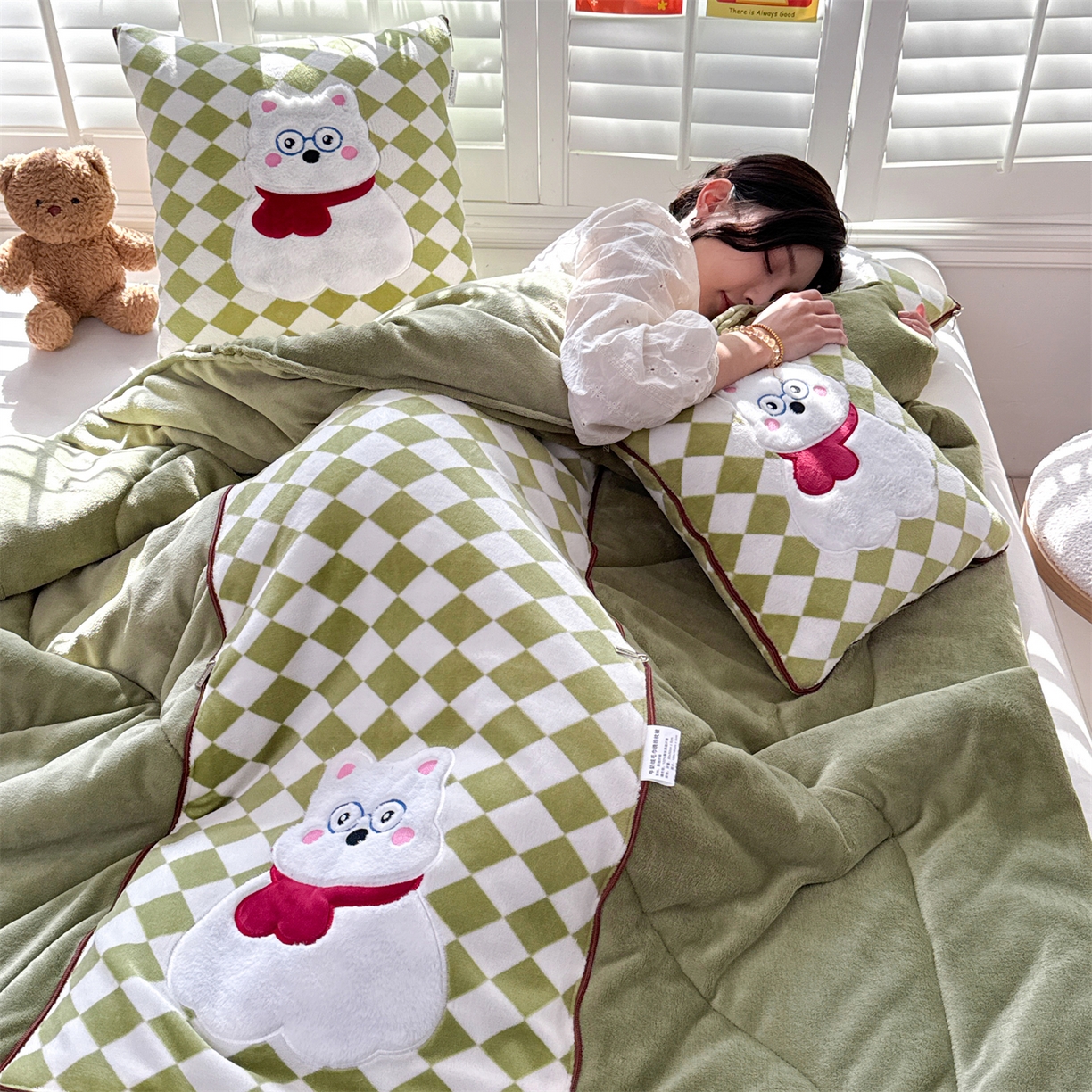 91家纺网 家纺一手货源 找家纺 宝马家纺（原梦童画） 2025新款多巴胺风格牛奶绒贴布绣抱枕被 眼镜熊-绿