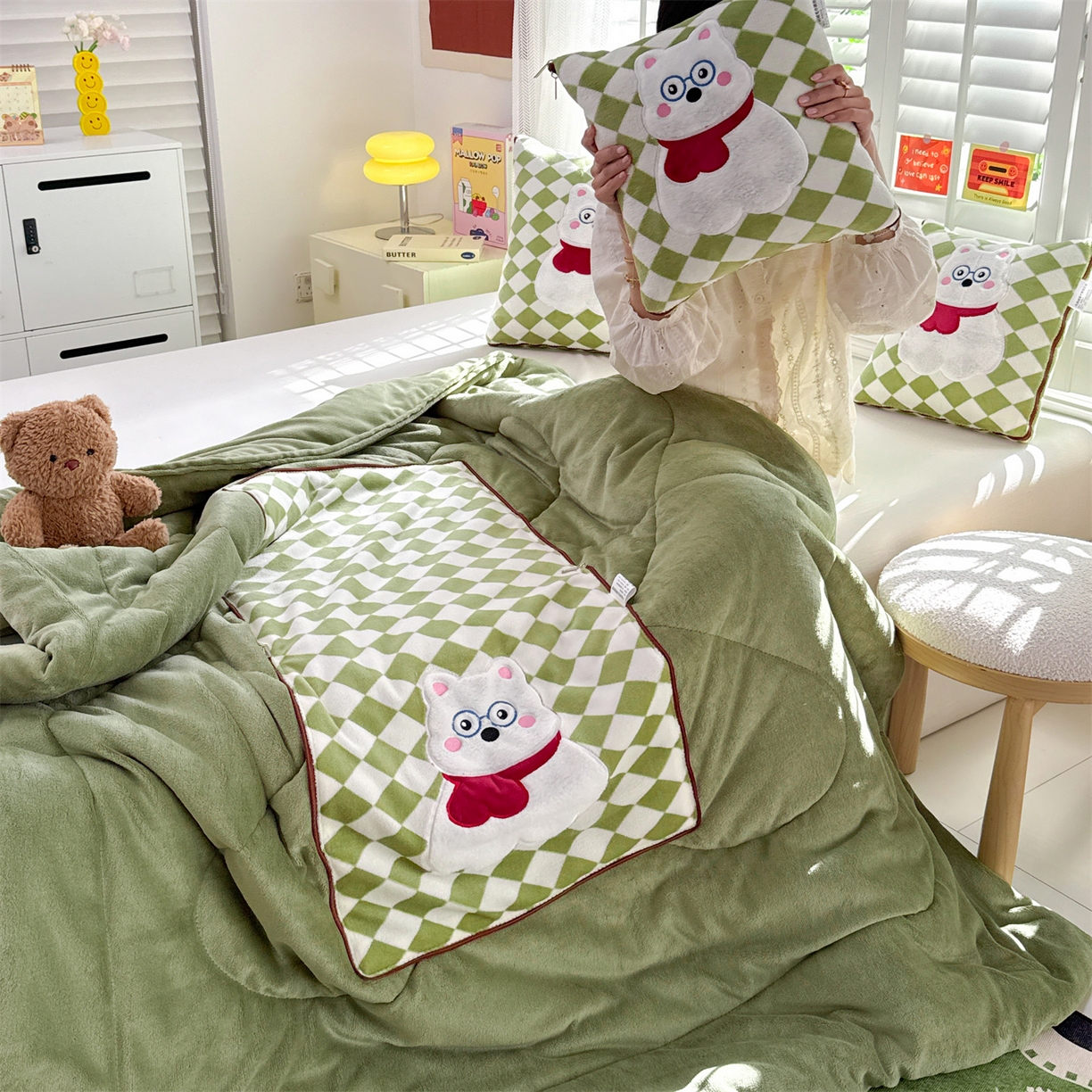 91家纺网 家纺一手货源 找家纺 宝马家纺（原梦童画） 2025新款多巴胺风格牛奶绒贴布绣抱枕被 眼镜熊-绿