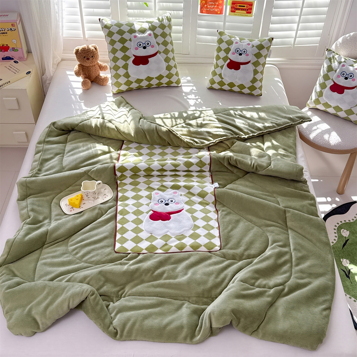 91家纺网 家纺一手货源 找家纺 宝马家纺（原梦童画） 2025新款多巴胺风格牛奶绒贴布绣抱枕被 眼镜熊-绿