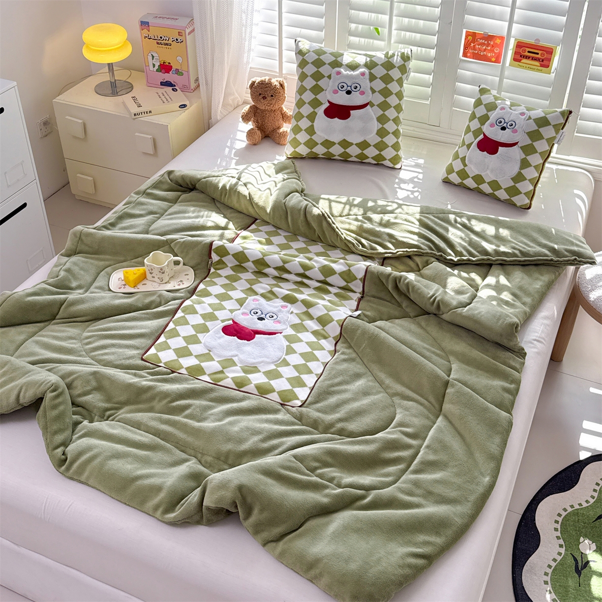 91家纺网 家纺一手货源 找家纺 宝马家纺（原梦童画） 2025新款多巴胺风格牛奶绒贴布绣抱枕被 眼镜熊-绿