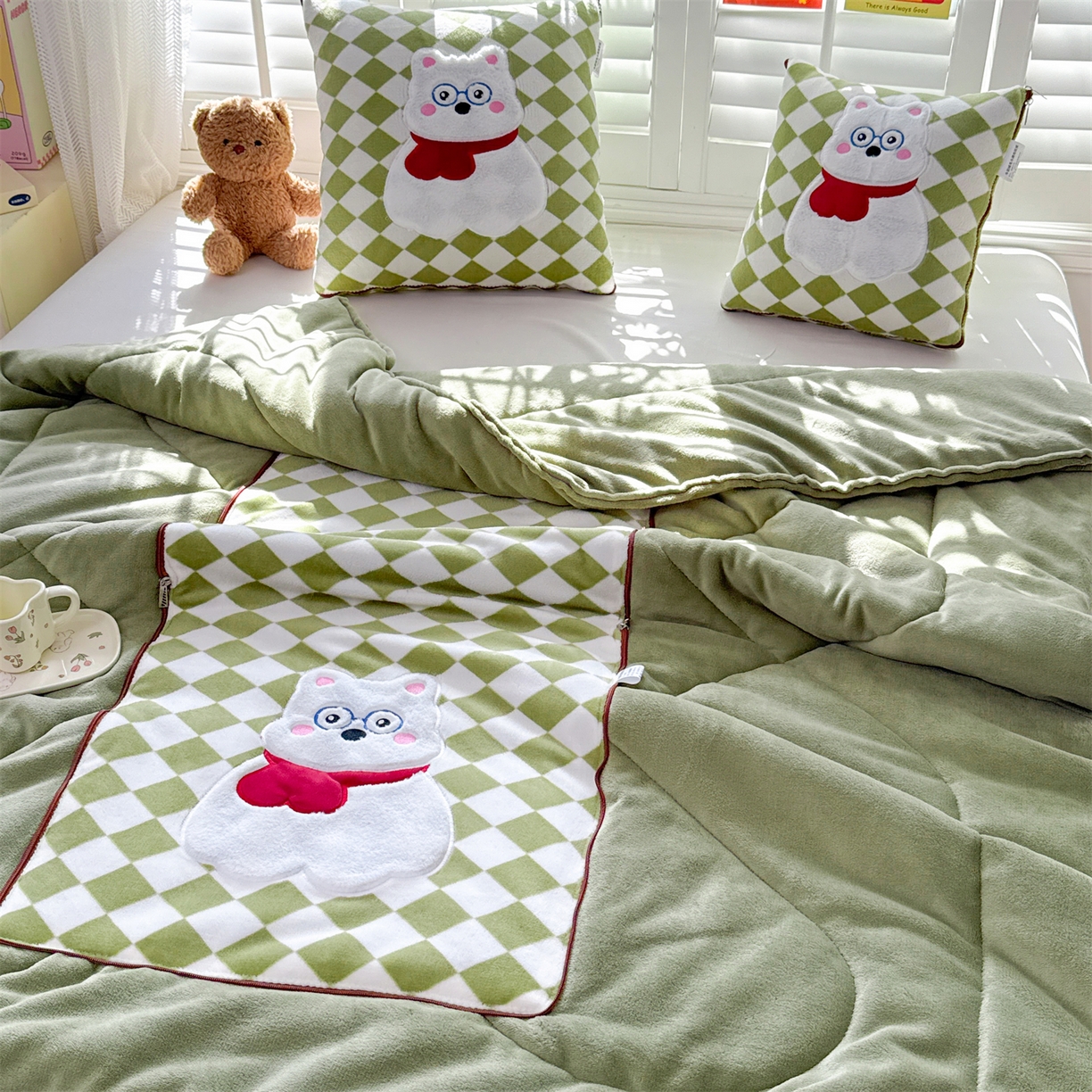 91家纺网 家纺一手货源 找家纺 宝马家纺（原梦童画） 2025新款多巴胺风格牛奶绒贴布绣抱枕被 眼镜熊-绿