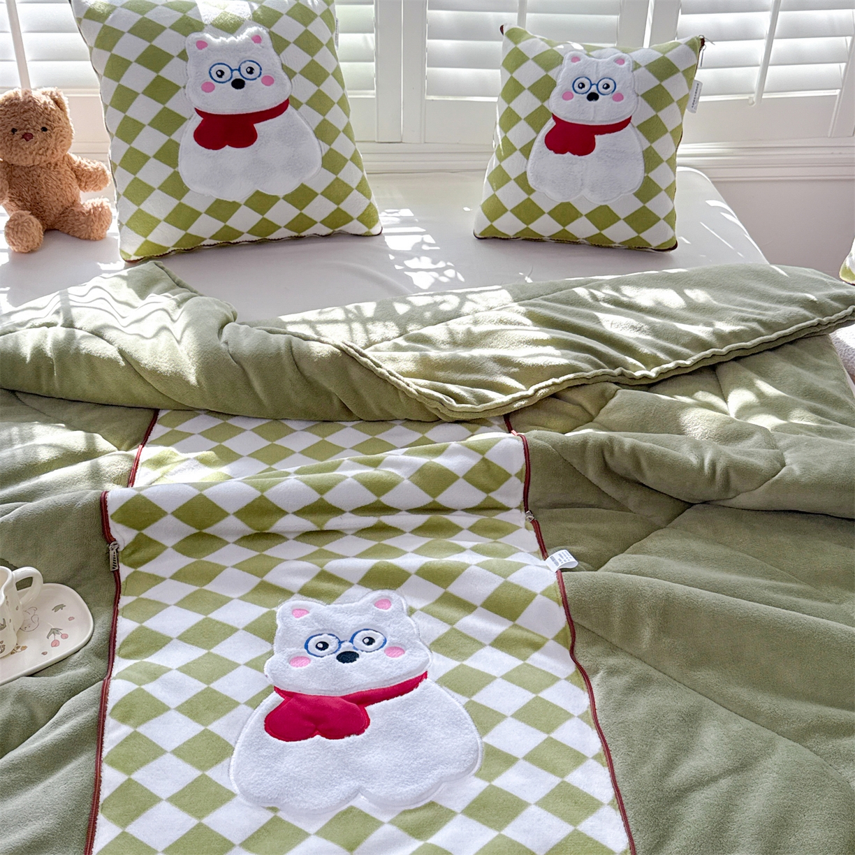 91家纺网 家纺一手货源 找家纺 宝马家纺（原梦童画） 2025新款多巴胺风格牛奶绒贴布绣抱枕被 眼镜熊-绿