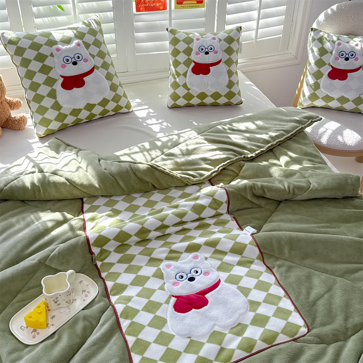 91家纺网 家纺一手货源 找家纺 宝马家纺（原梦童画） 2025新款多巴胺风格牛奶绒贴布绣抱枕被 眼镜熊-绿