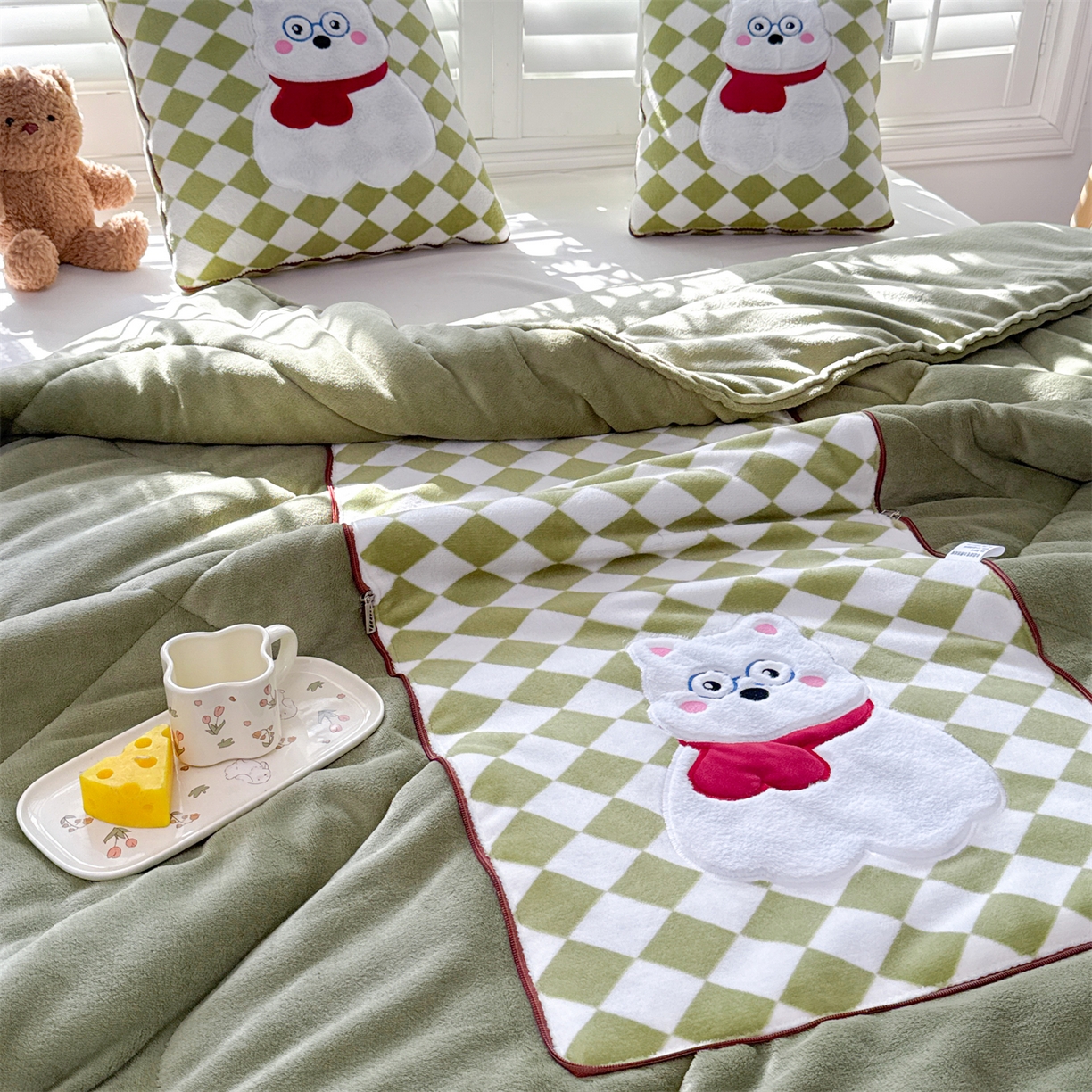 91家纺网 家纺一手货源 找家纺 宝马家纺（原梦童画） 2025新款多巴胺风格牛奶绒贴布绣抱枕被 眼镜熊-绿