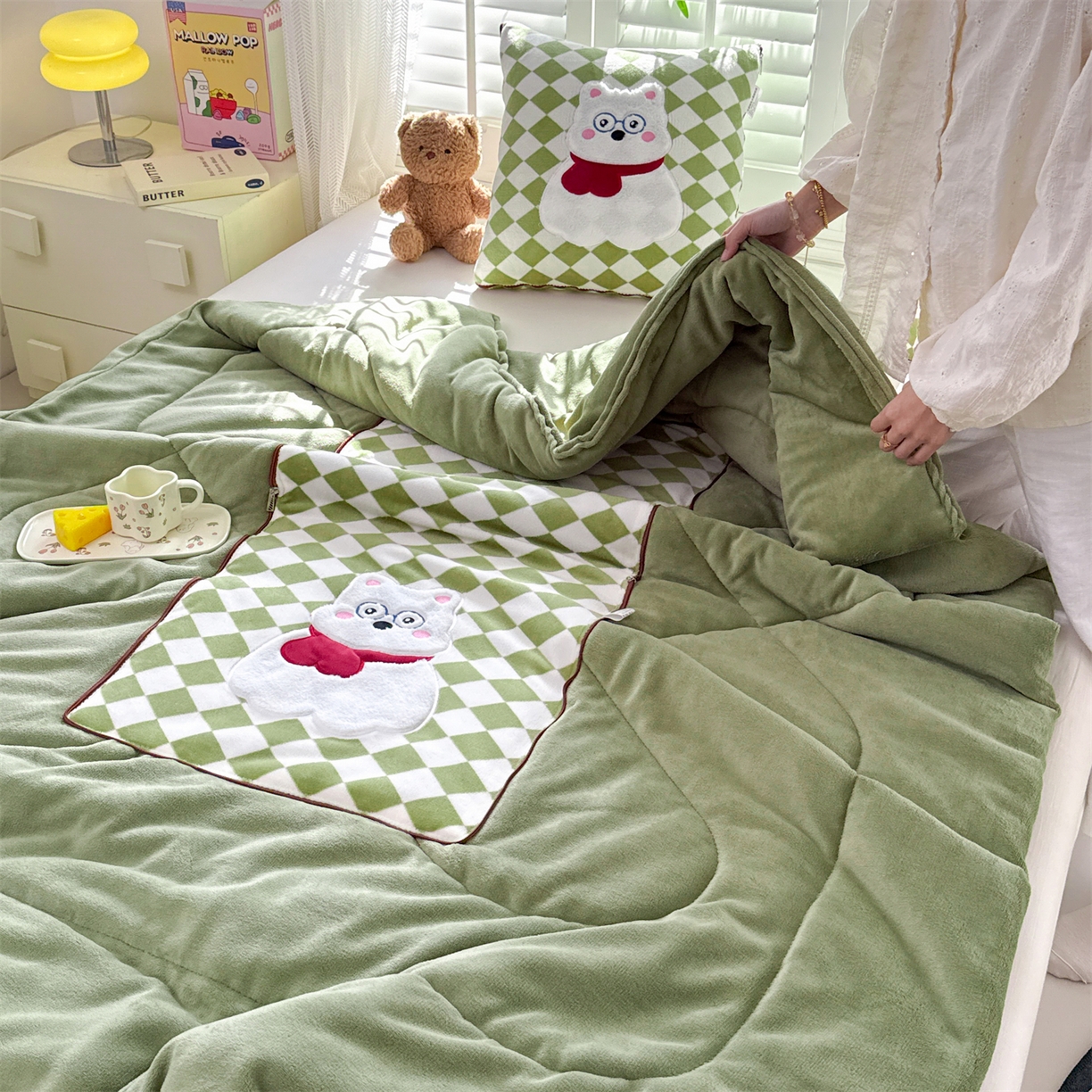 91家纺网 家纺一手货源 找家纺 宝马家纺（原梦童画） 2025新款多巴胺风格牛奶绒贴布绣抱枕被 眼镜熊-绿