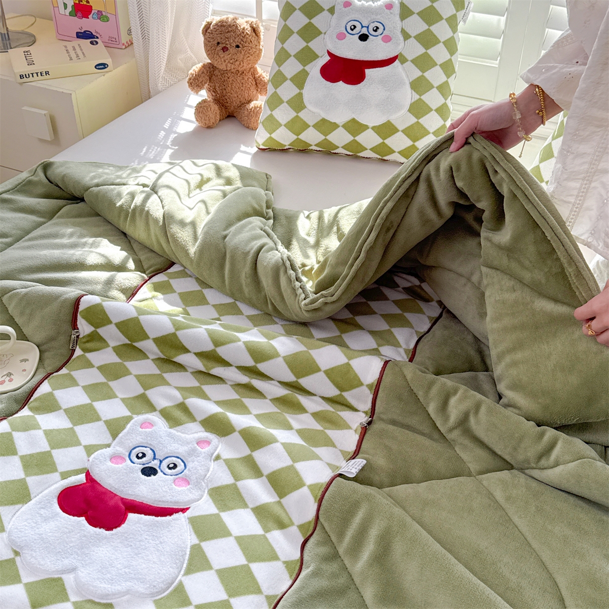 91家纺网 家纺一手货源 找家纺 宝马家纺（原梦童画） 2025新款多巴胺风格牛奶绒贴布绣抱枕被 眼镜熊-绿