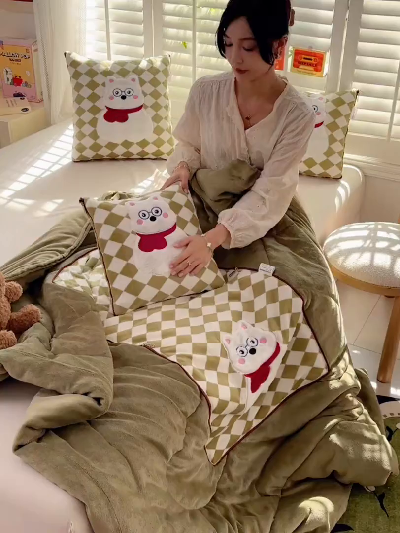 91家纺网 家纺一手货源 找家纺 宝马家纺（原梦童画） 2025新款多巴胺风格牛奶绒贴布绣抱枕被 眼镜熊-绿