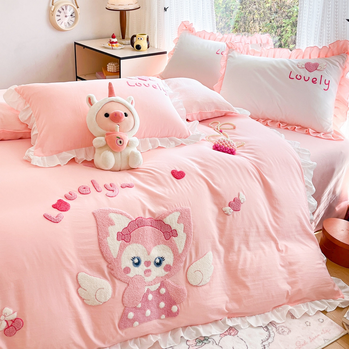 91家纺网 家纺一手货源 找家纺 泉欣家纺 2026新品网红卡通公主风毛巾绣花水洗棉四件套（专版花型）风铃团团 风铃团团  粉玉