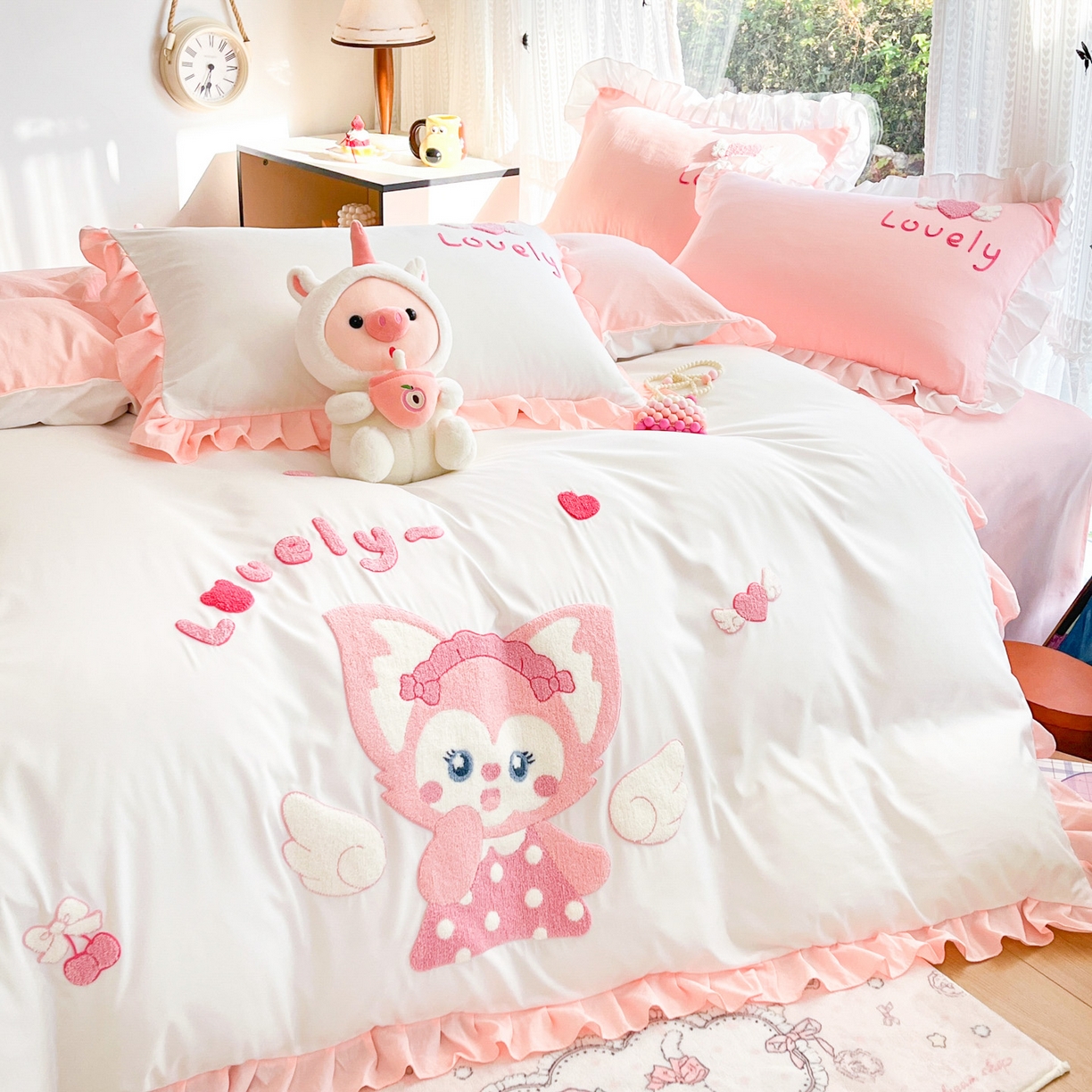 91家纺网 家纺一手货源 找家纺 泉欣家纺 2026新品网红卡通公主风毛巾绣花水洗棉四件套（专版花型）风铃团团 风铃团团  粉白