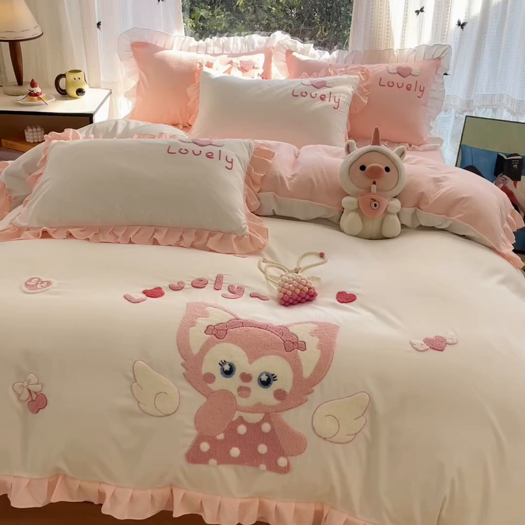 91家纺网 家纺一手货源 找家纺 泉欣家纺 2026新品网红卡通公主风毛巾绣花水洗棉四件套（专版花型）风铃团团 风铃团团  粉白