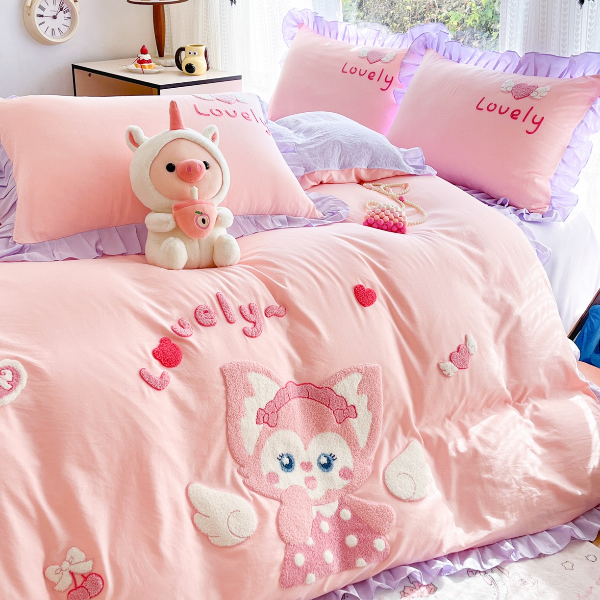 91家纺网 家纺一手货源 找家纺 泉欣家纺 2026新品网红卡通公主风毛巾绣花水洗棉四件套（专版花型）风铃团团 风铃团团  粉紫