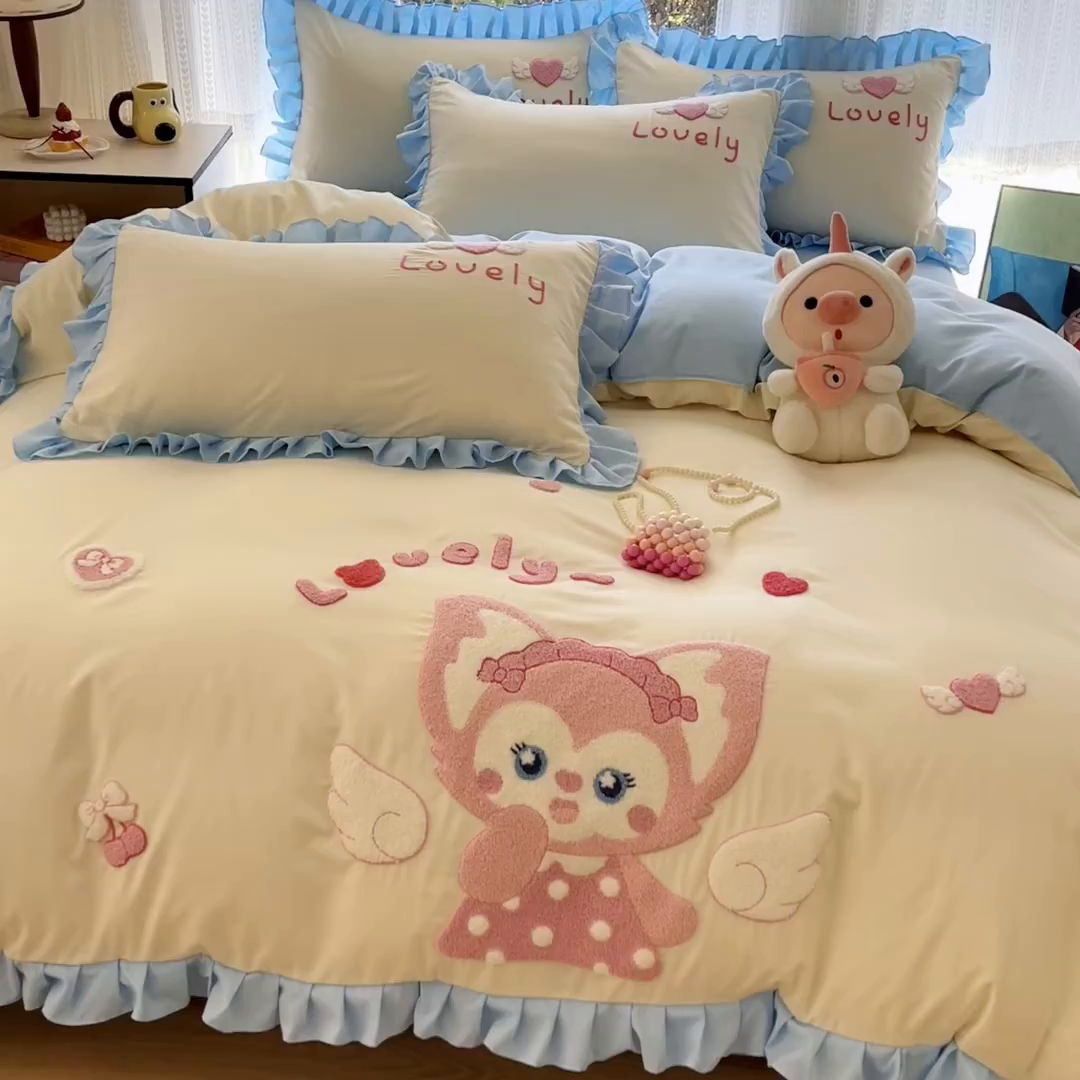 91家纺网 家纺一手货源 找家纺 泉欣家纺 2026新品网红卡通公主风毛巾绣花水洗棉四件套（专版花型）风铃团团 风铃团团  奶黄粉
