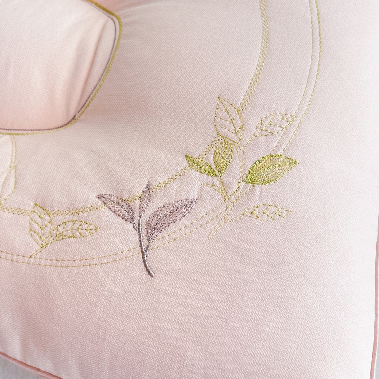 91家纺网 家纺一手货源 找家纺 （总）佳尚枕芯 2025新款刺绣款高档亲肤透气舒睡保健枕助眠枕头枕芯