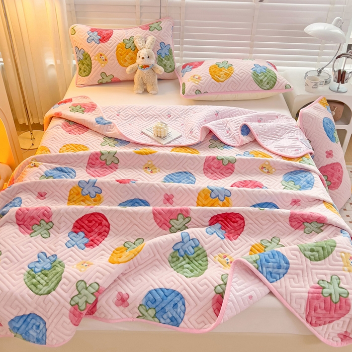 91家纺网 家纺一手货源 找家纺 羽爱 2025新款棉加绒床盖套件 草莓乐园