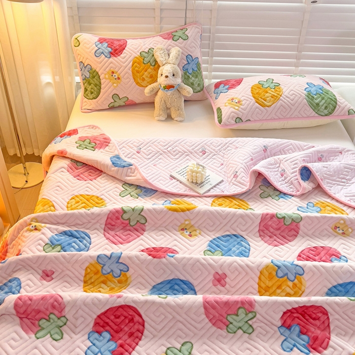 91家纺网 家纺一手货源 找家纺 羽爱 2025新款棉加绒床盖套件 草莓乐园