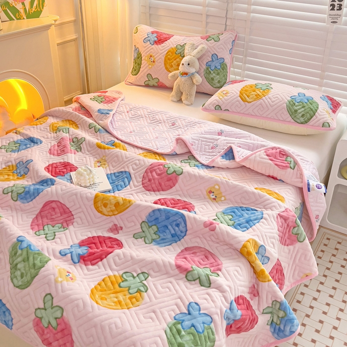 91家纺网 家纺一手货源 找家纺 羽爱 2025新款棉加绒床盖套件 草莓乐园