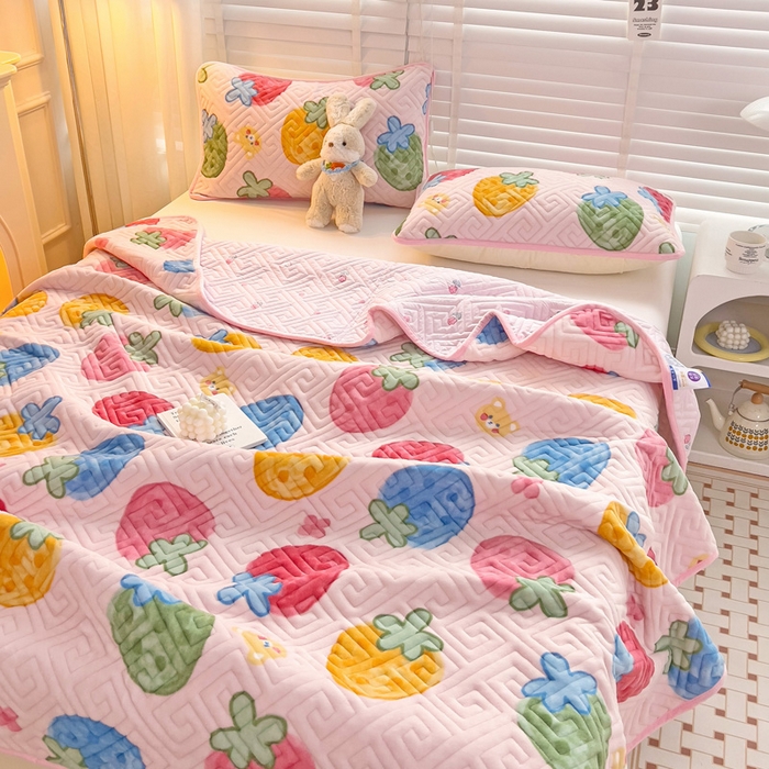 91家纺网 家纺一手货源 找家纺 羽爱 2025新款棉加绒床盖套件 草莓乐园