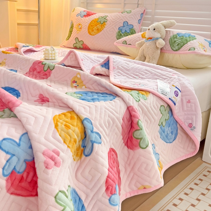 91家纺网 家纺一手货源 找家纺 羽爱 2025新款棉加绒床盖套件 草莓乐园