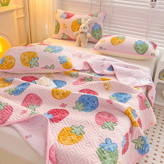 91家纺网 家纺一手货源 找家纺 羽爱 2025新款棉加绒床盖套件 草莓乐园