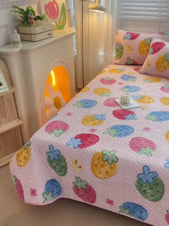 91家纺网 家纺一手货源 找家纺 羽爱 2025新款棉加绒床盖套件 草莓乐园