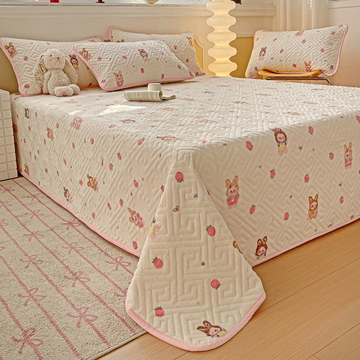 91家纺网 家纺一手货源 找家纺 羽爱 2025新款棉加绒床盖套件 草莓萌宝