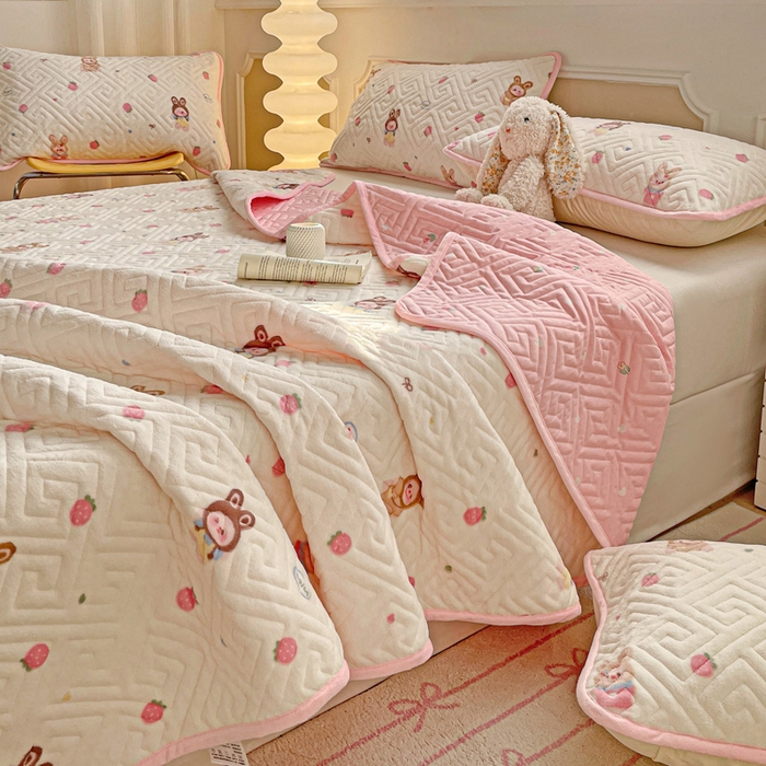 91家纺网 家纺一手货源 找家纺 羽爱 2025新款棉加绒床盖套件 草莓萌宝