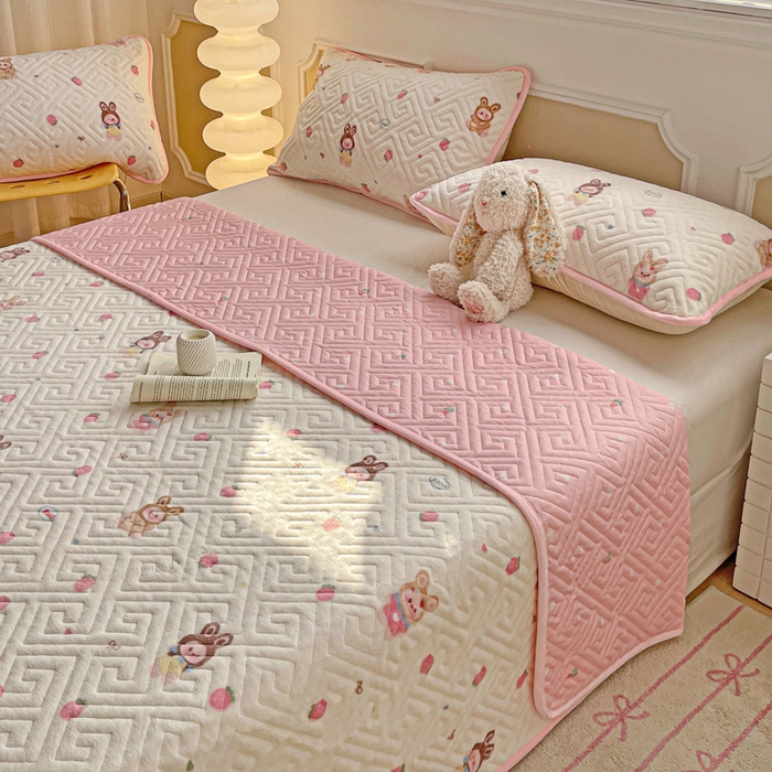 91家纺网 家纺一手货源 找家纺 羽爱 2025新款棉加绒床盖套件 草莓萌宝