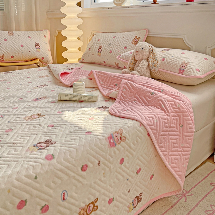 91家纺网 家纺一手货源 找家纺 羽爱 2025新款棉加绒床盖套件 草莓萌宝