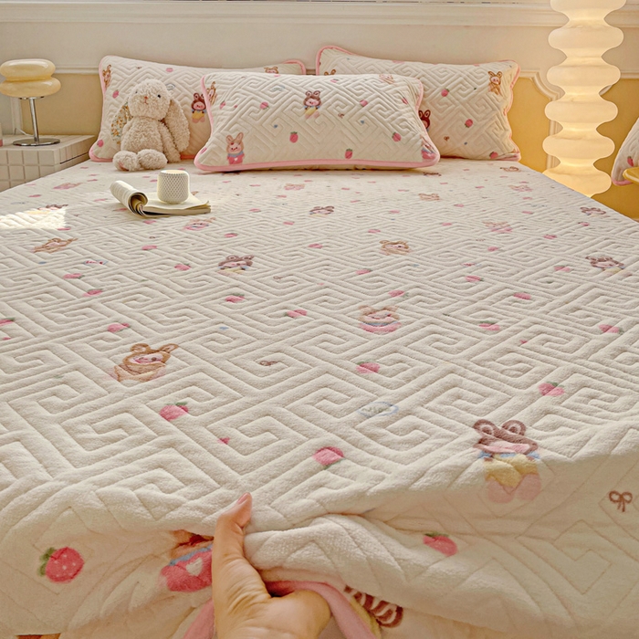 91家纺网 家纺一手货源 找家纺 羽爱 2025新款棉加绒床盖套件 草莓萌宝