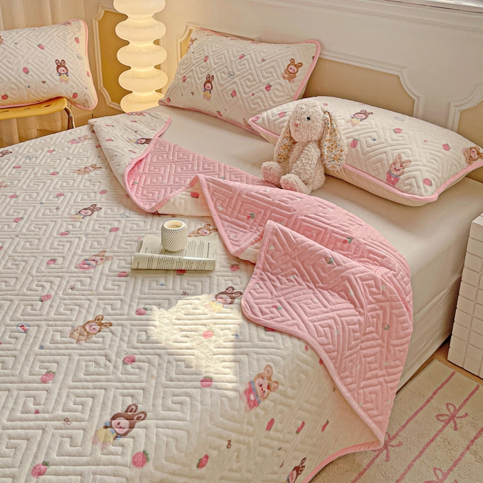 91家纺网 家纺一手货源 找家纺 羽爱 2025新款棉加绒床盖套件 草莓萌宝