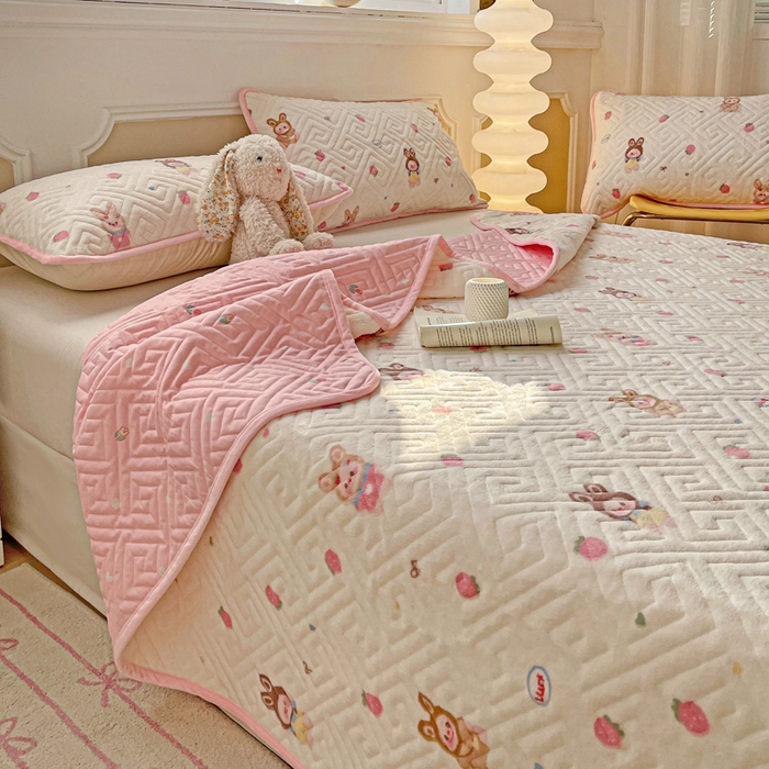 91家纺网 家纺一手货源 找家纺 羽爱 2025新款棉加绒床盖套件 草莓萌宝