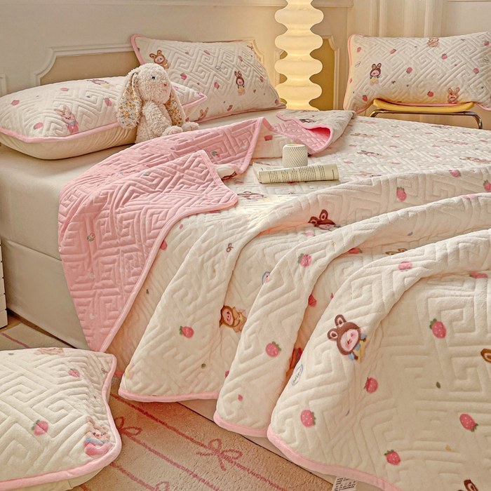 91家纺网 家纺一手货源 找家纺 羽爱 2025新款棉加绒床盖套件 草莓萌宝