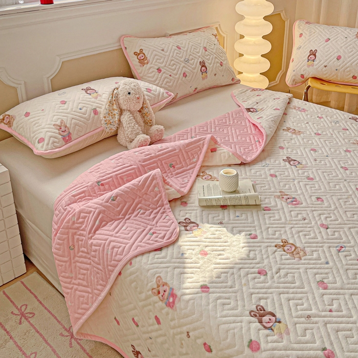 91家纺网 家纺一手货源 找家纺 羽爱 2025新款棉加绒床盖套件 草莓萌宝