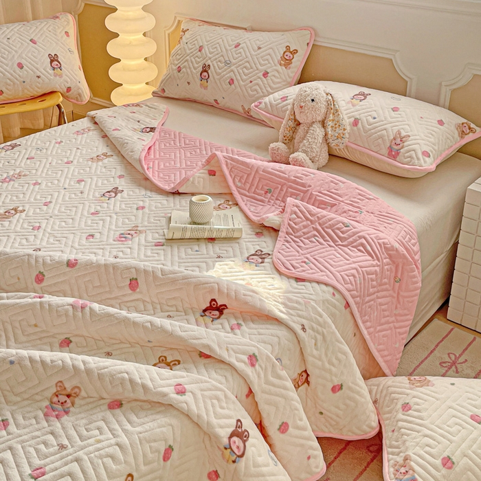 91家纺网 家纺一手货源 找家纺 羽爱 2025新款棉加绒床盖套件 草莓萌宝