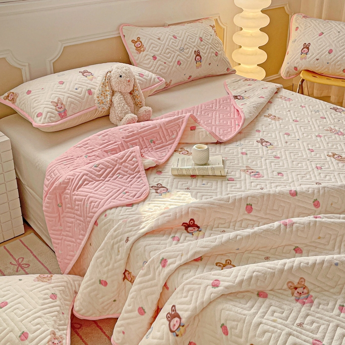 91家纺网 家纺一手货源 找家纺 羽爱 2025新款棉加绒床盖套件 草莓萌宝