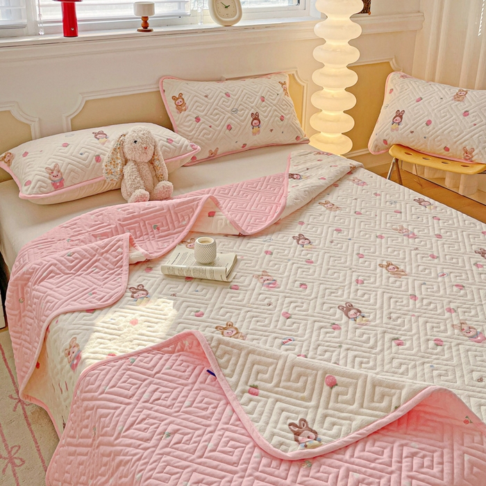 91家纺网 家纺一手货源 找家纺 羽爱 2025新款棉加绒床盖套件 草莓萌宝