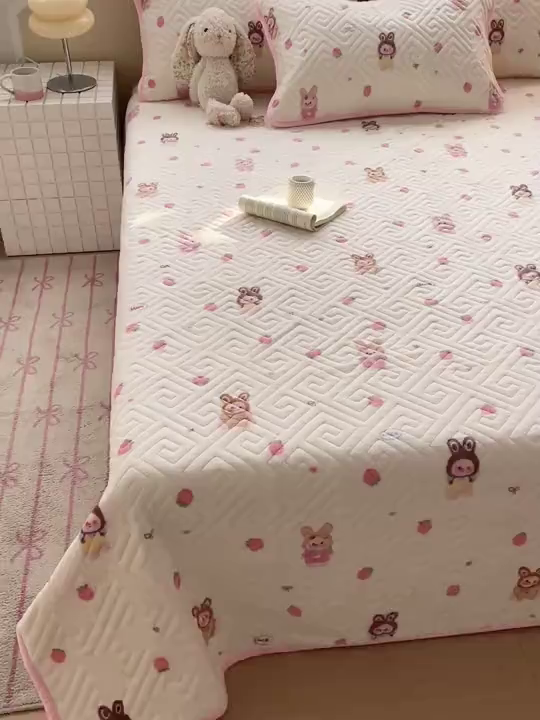 91家纺网 家纺一手货源 找家纺 羽爱 2025新款棉加绒床盖套件 草莓萌宝