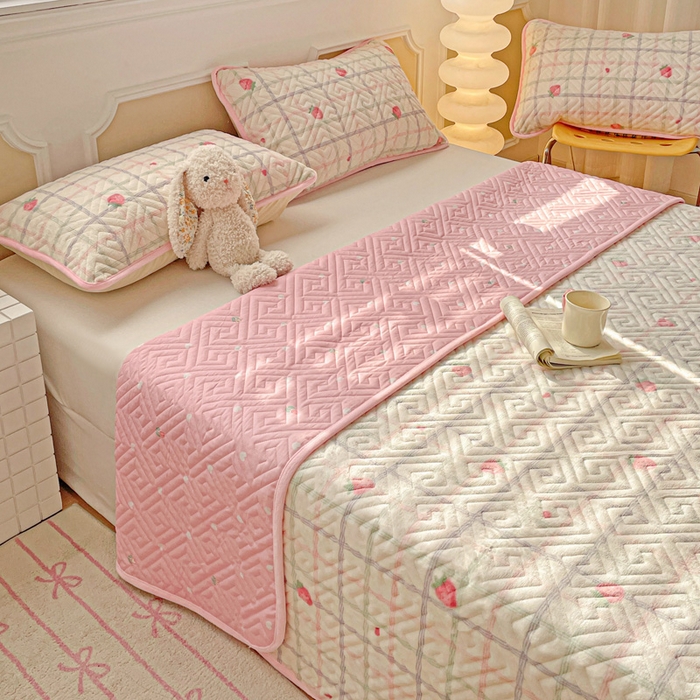 91家纺网 家纺一手货源 找家纺 羽爱 2025新款棉加绒床盖套件 草莓庄园